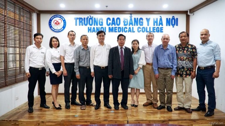 bang Hessen CHLB Đức tại Việt Nam thăm trường Cao đẳng Y Hà Nội