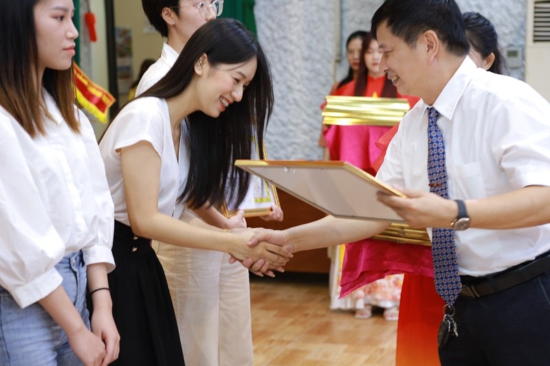 Sinh viên xếp loại học lực xuất sắc nhận giấy khen từ Ban giám hiệu nhà trường