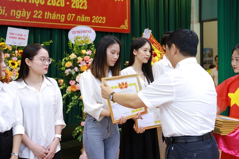 Cử nhân nhận giấy khen và bằng tốt nghiệp