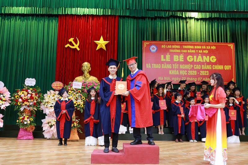 Sinh viên HMC nhận bằng tốt nghiệp