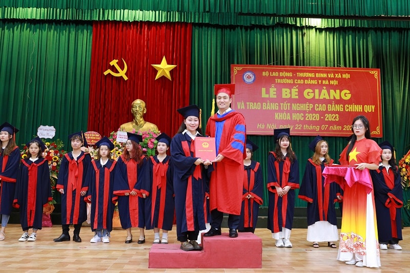 Sinh viên HMC nhận bằng tốt nghiệp